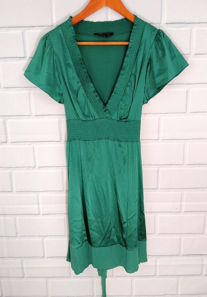 BCBGMaxAzria Dresses & Skirts - BCBGMaxAzira Green Silk V-Neck dress w waist tie